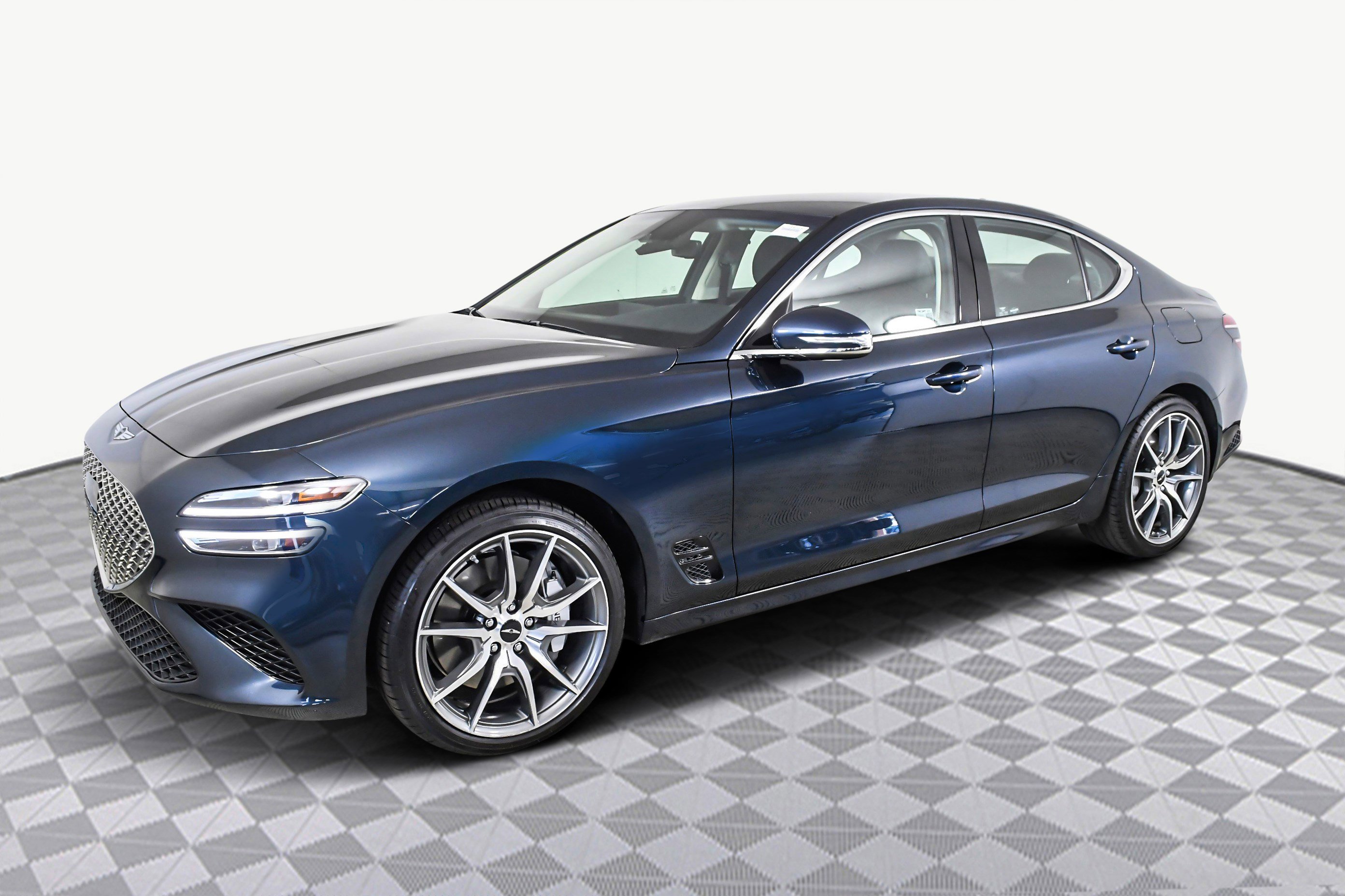 Used 2025 Genesis G70 2.5T image 4