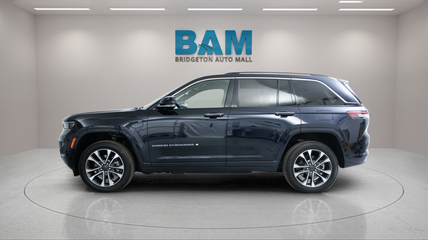 Used 2023 Jeep Grand Cherokee Overland AWD/4WD image 4