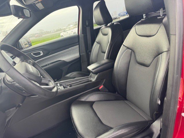 Used 2025 Jeep Compass Latitude AWD/4WD image 13