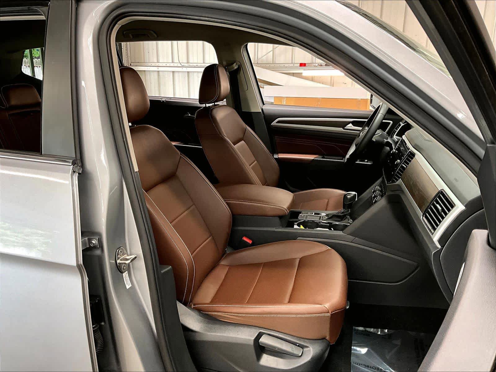 Used 2023 Volkswagen Atlas SE w/ Black Wheel Package FWD image 9