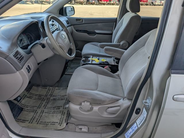 Used 2004 Toyota Sienna CE image 2