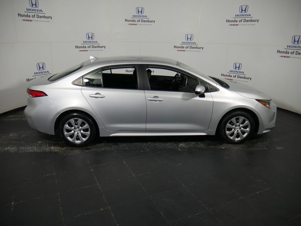 Used 2020 Toyota Corolla LE image 3