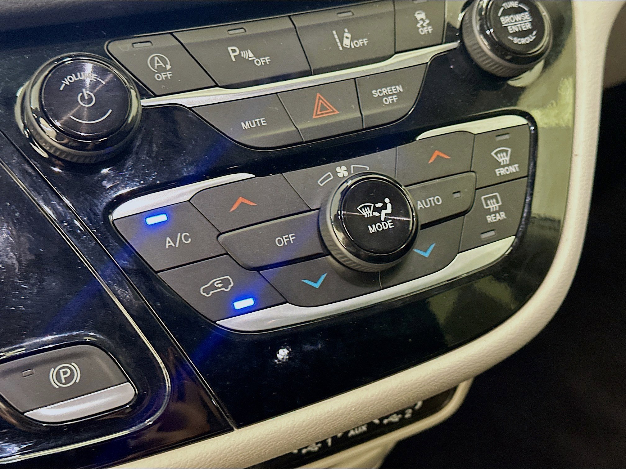 Used 2024 Chrysler Pacifica Touring-L image 23