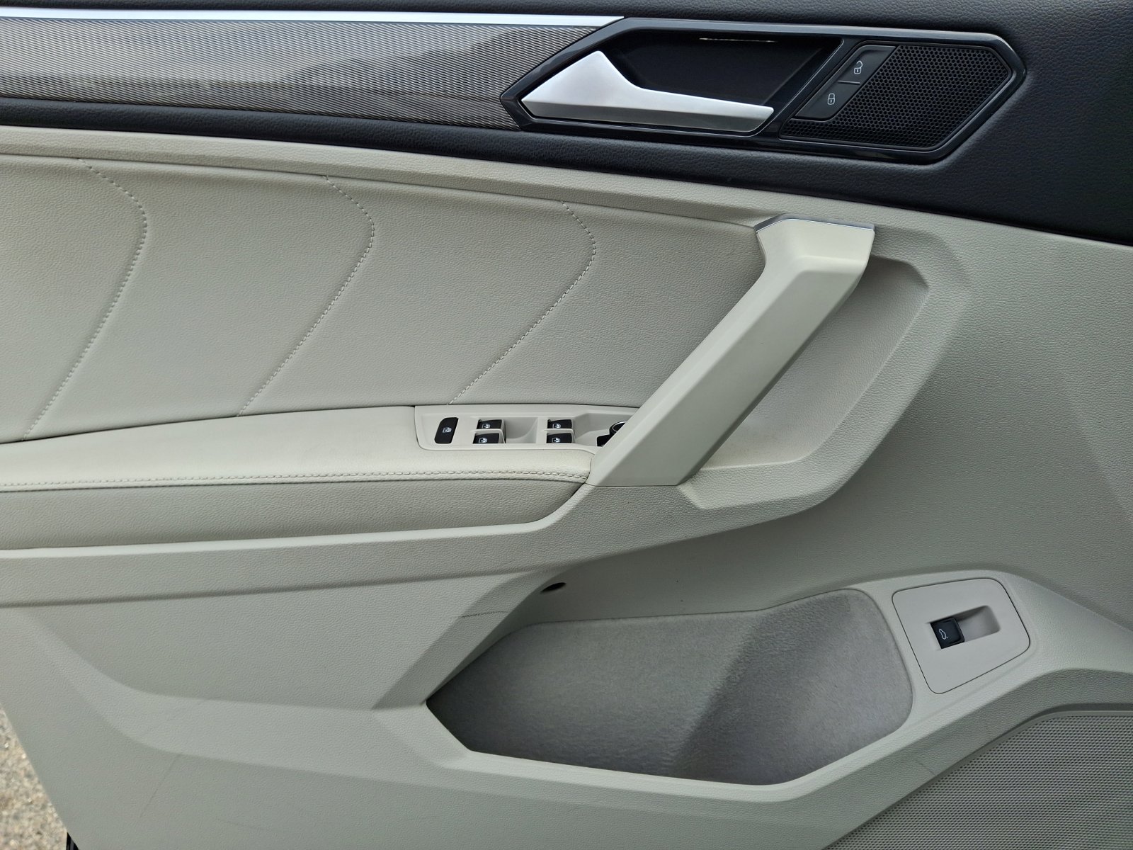 Certified 2022 Volkswagen Tiguan SE R-Line image 13