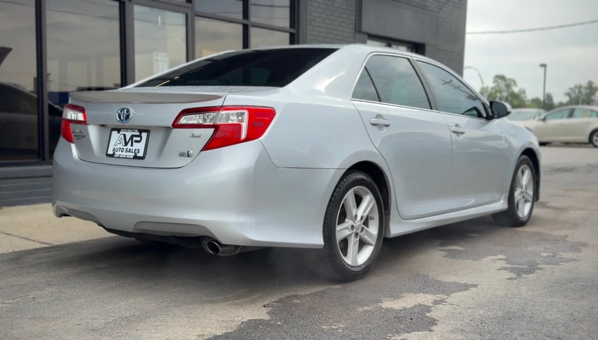 Used 2014 Toyota Camry SE FWD image 2