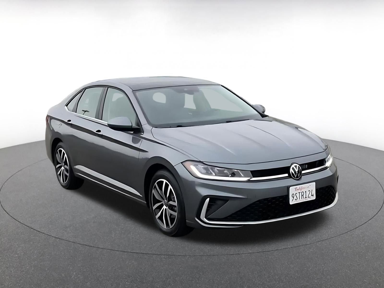 Used 2025 Volkswagen Jetta SE image 3