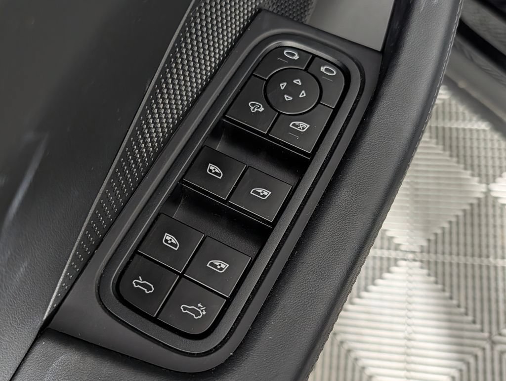 Certified 2025 Porsche Macan 4S Electric AWD/4WD image 25