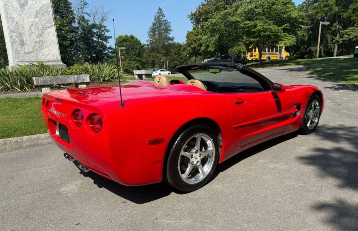 Used 2000 Chevrolet Corvette Convertible w/ Performance Handling Pkg image 8
