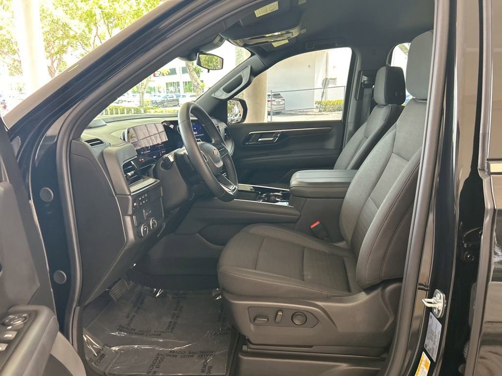 Used 2025 Chevrolet Suburban LS RWD image 5