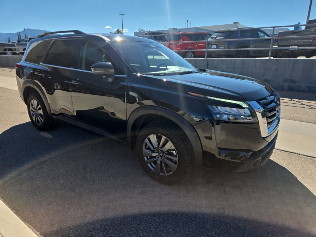 Used 2024 Nissan Pathfinder SV FWD image 3