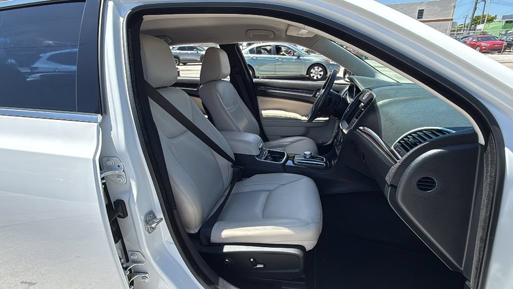 Used 2018 Chrysler 300 Touring L RWD image 41