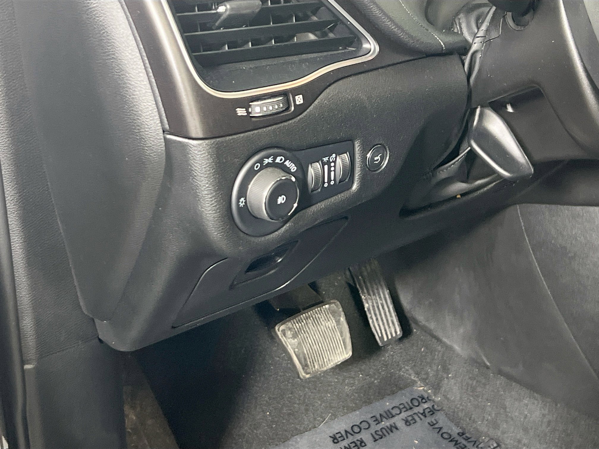 Used 2022 Jeep Cherokee Trailhawk w/ Premium Leather Package image 10