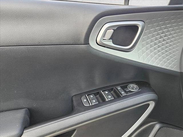 Used 2025 Kia Soul LX w/ LX Technology Package FWD image 27