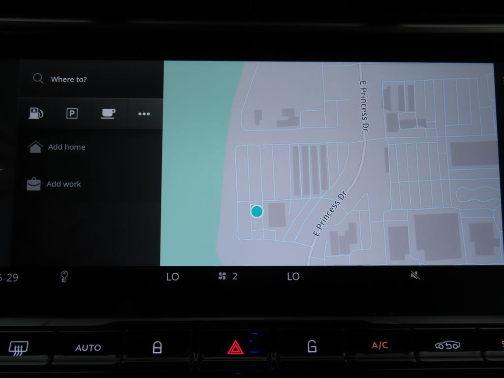 Used 2025 Aston Martin V8 Vantage Coupe image 16