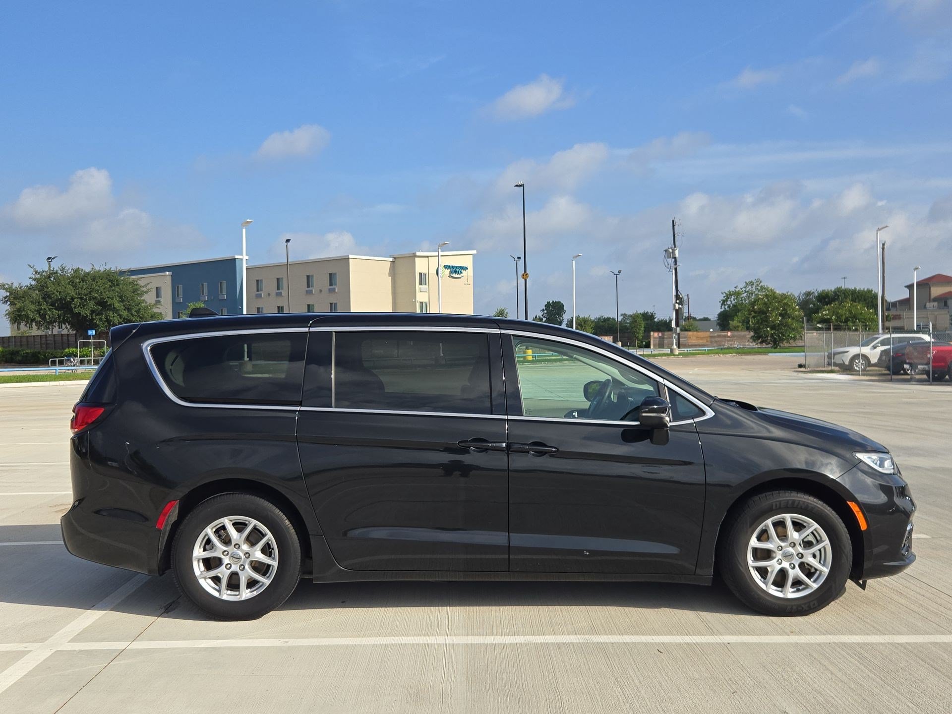 Used 2023 Chrysler Pacifica Touring-L FWD image 2