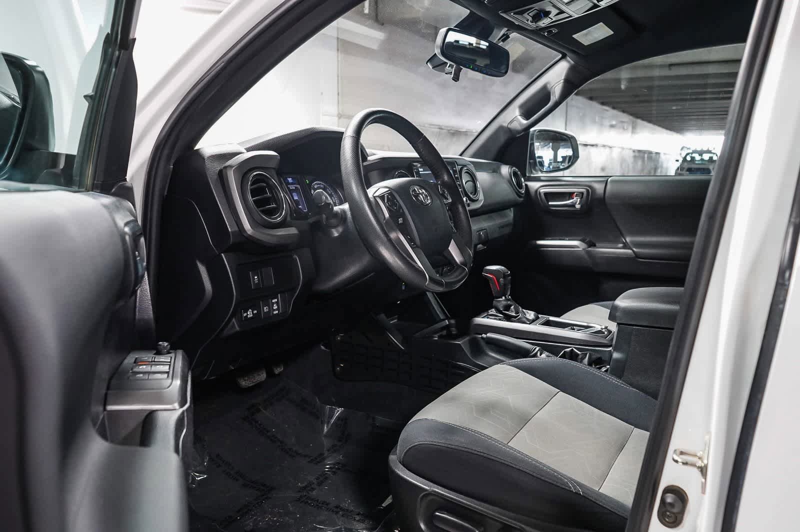 Used 2020 Toyota Tacoma TRD Off-Road w/ Technology Package AWD/4WD image 14
