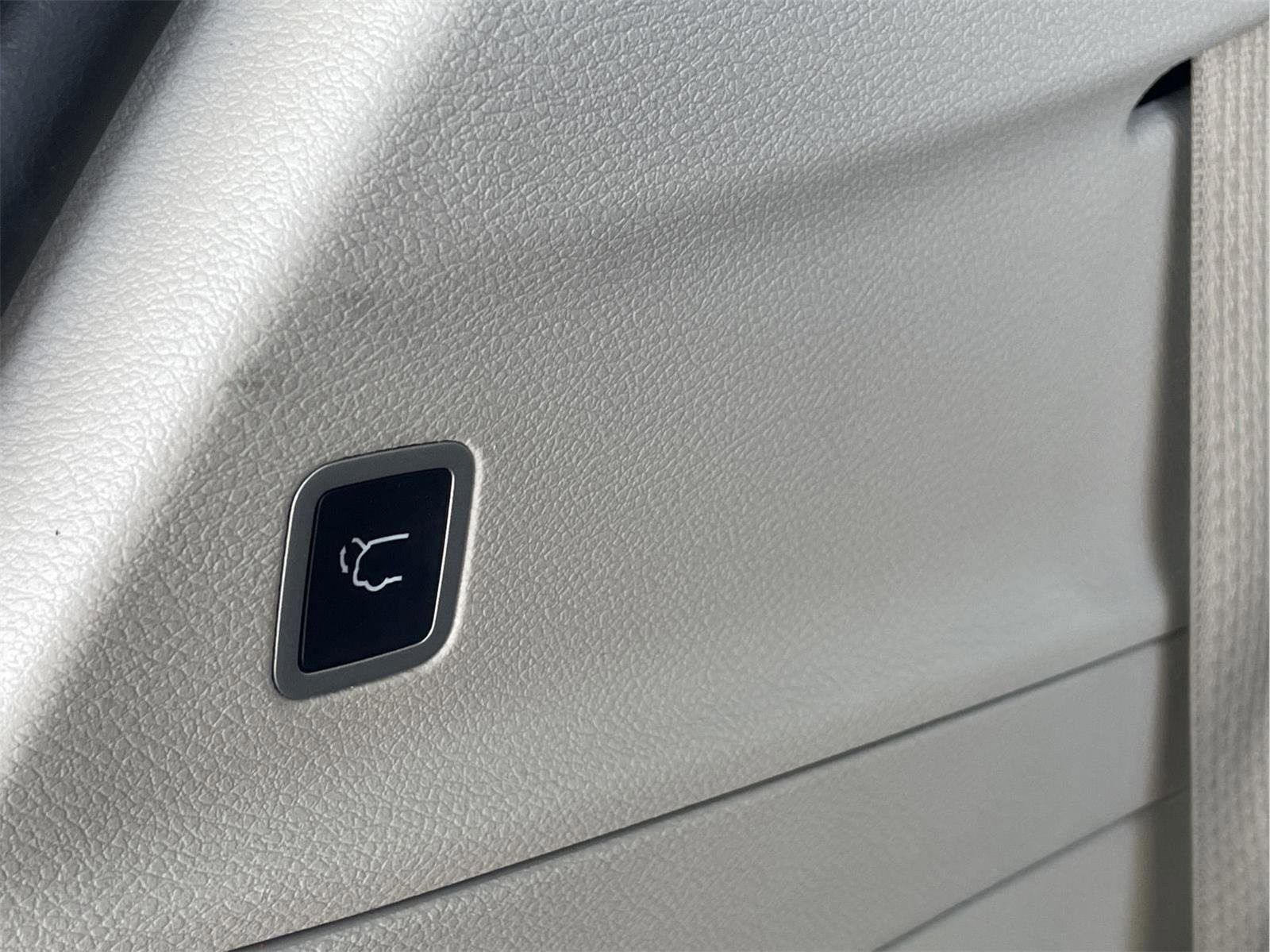 Used 2023 Chrysler Pacifica Touring-L image 11