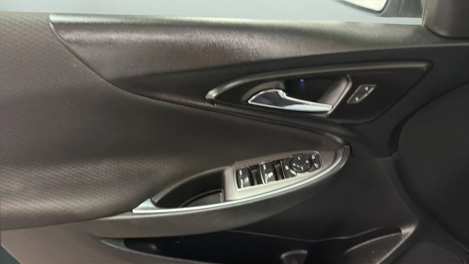 Used 2017 Chevrolet Malibu LT FWD image 17