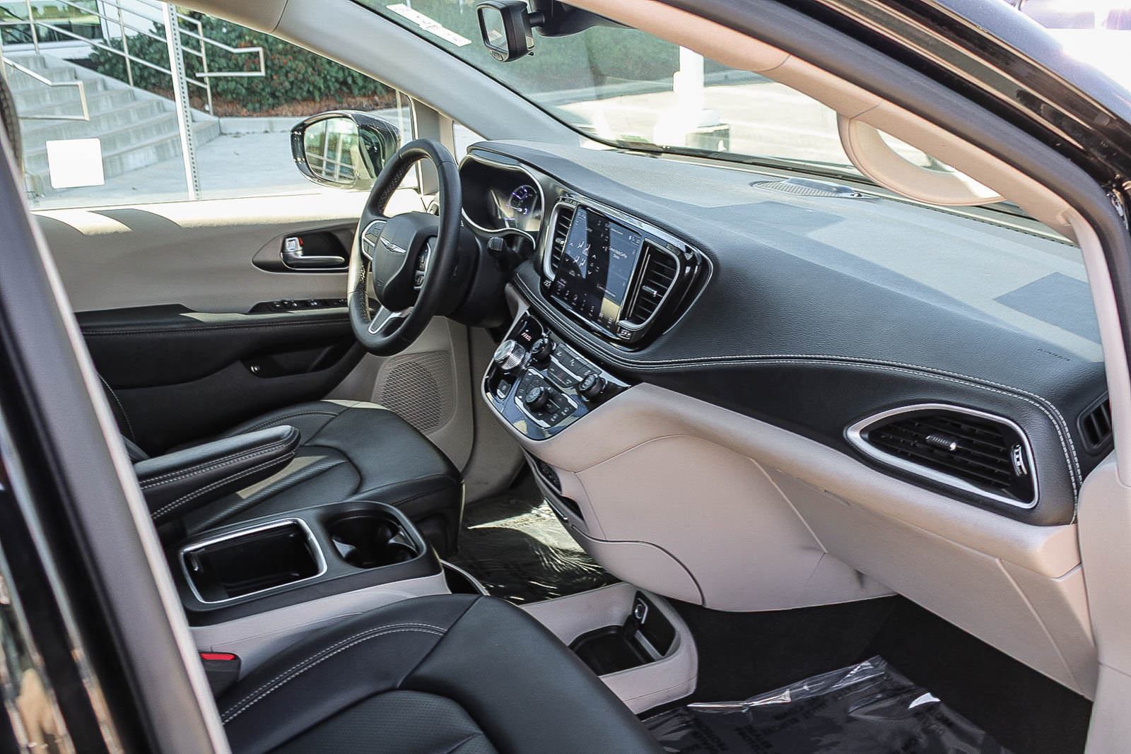 Used 2024 Chrysler Pacifica Limited FWD image 18