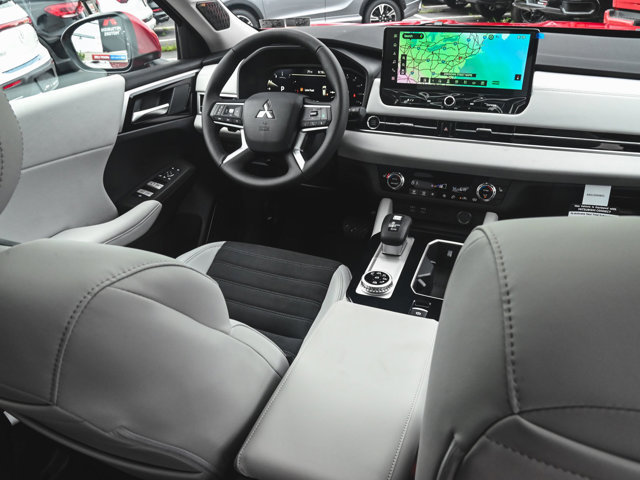 New 2025 Mitsubishi Outlander SE image 28
