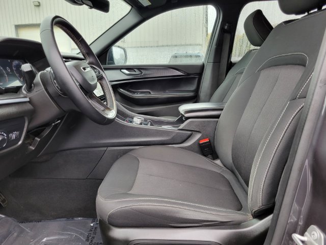 Used 2025 Jeep Grand Cherokee Laredo AWD/4WD image 7