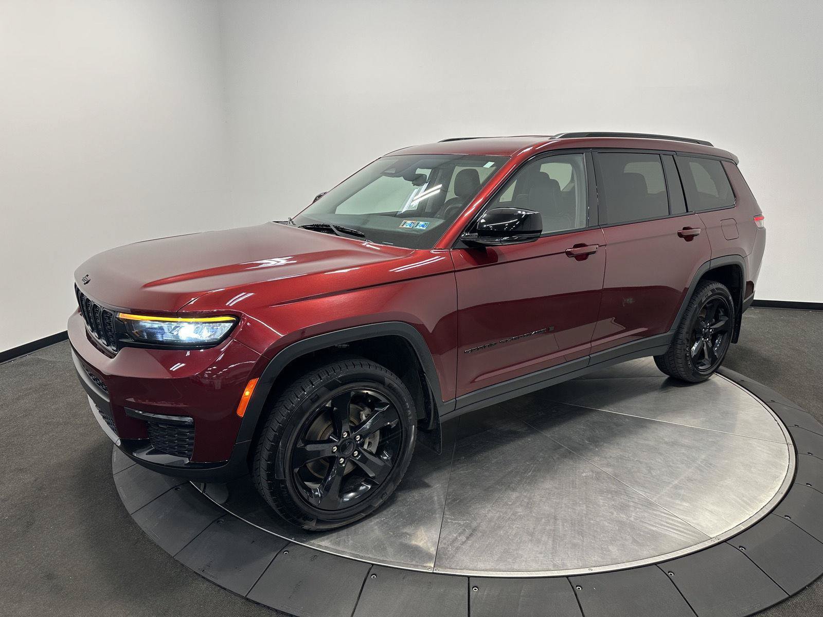 Used 2023 Jeep Grand Cherokee L Limited w/ Black Appearance Package AWD/4WD image 4