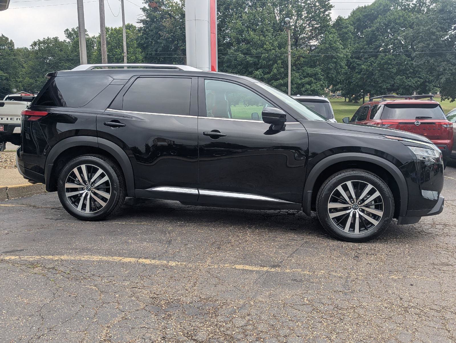 Used 2023 Nissan Pathfinder Platinum w/ Cargo Package AWD/4WD image 18