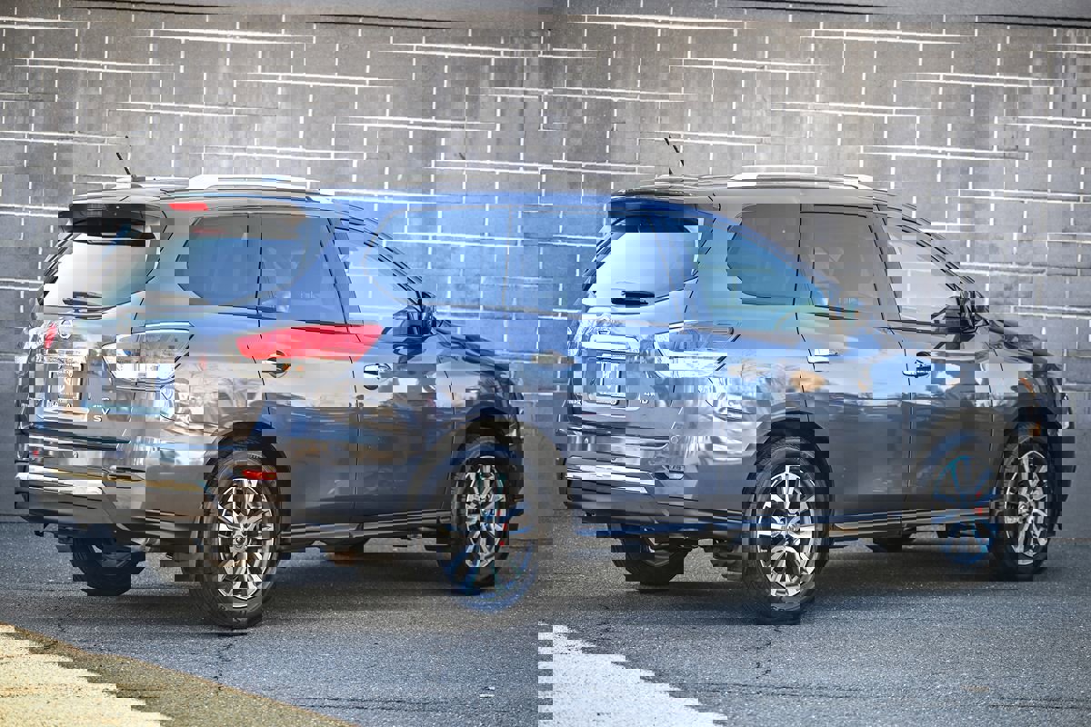 Used 2013 Nissan Pathfinder SV image 3