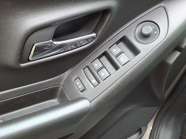 Used 2022 Chevrolet Trax LT w/ LT Convenience Package image 19