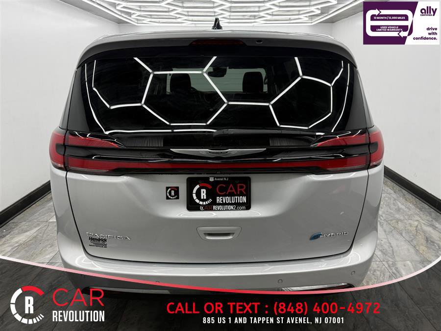 Used 2023 Chrysler Pacifica Touring-L FWD image 5