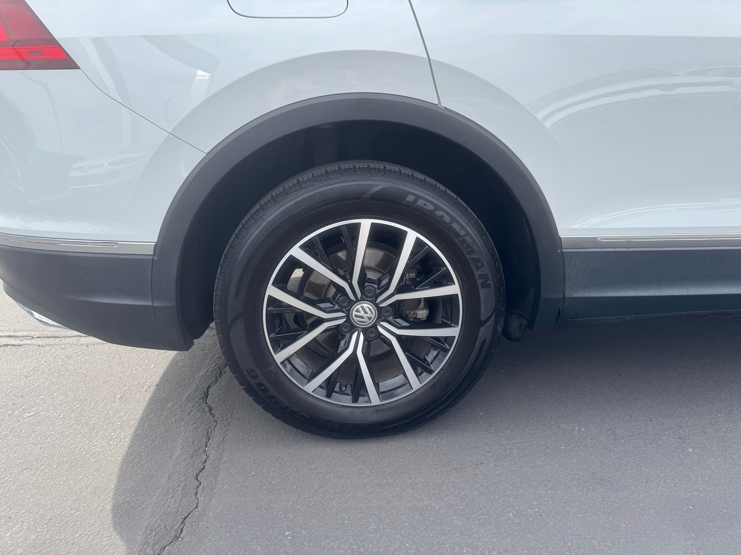 Used 2021 Volkswagen Tiguan SE AWD/4WD image 12