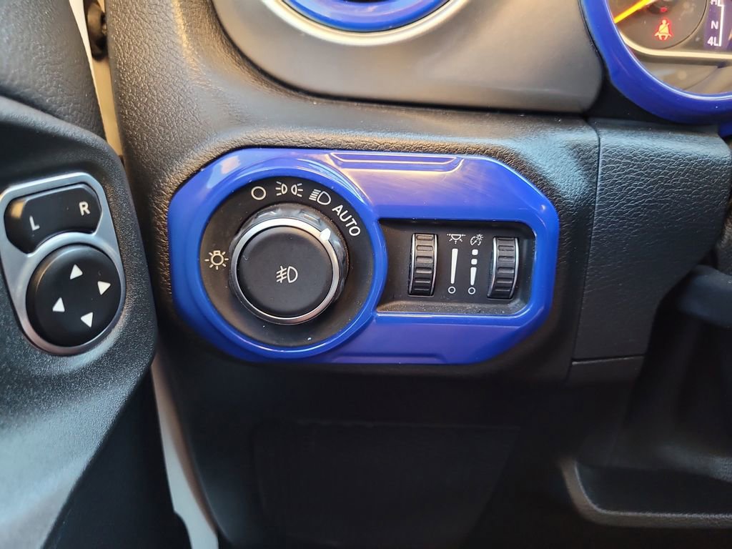 Used 2018 Jeep Wrangler Unlimited Sahara image 27