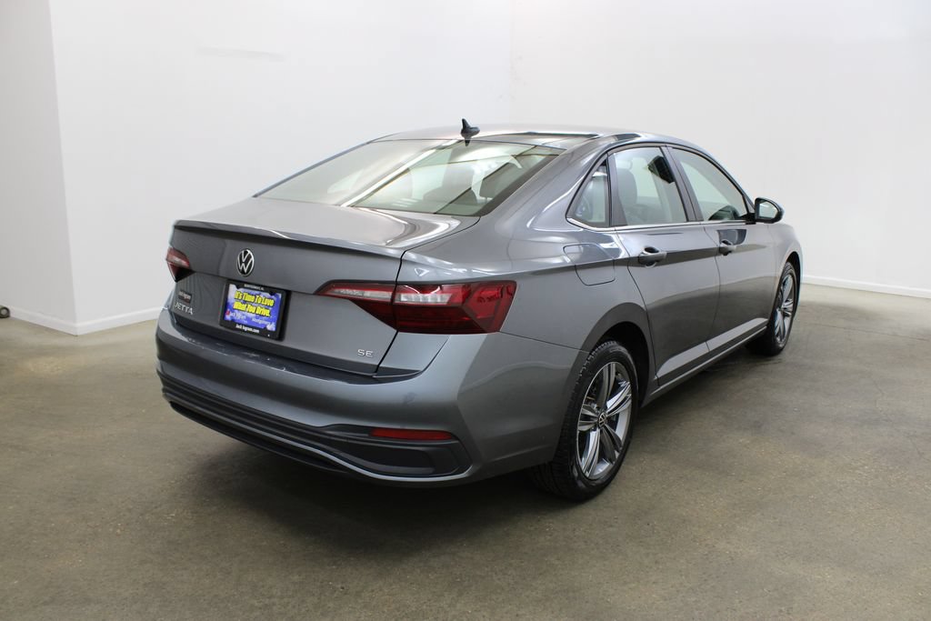Used 2024 Volkswagen Jetta SE FWD image 5