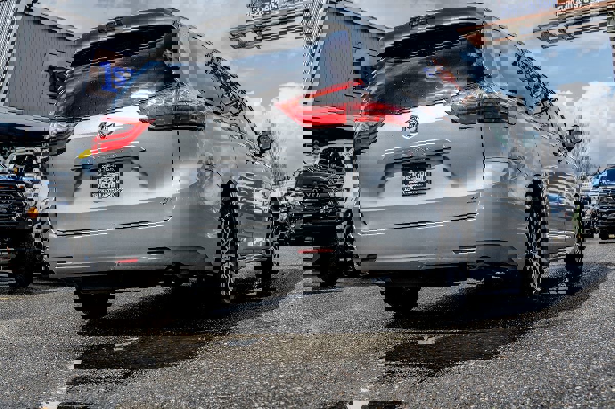 Used 2020 Toyota Sienna XLE FWD image 3