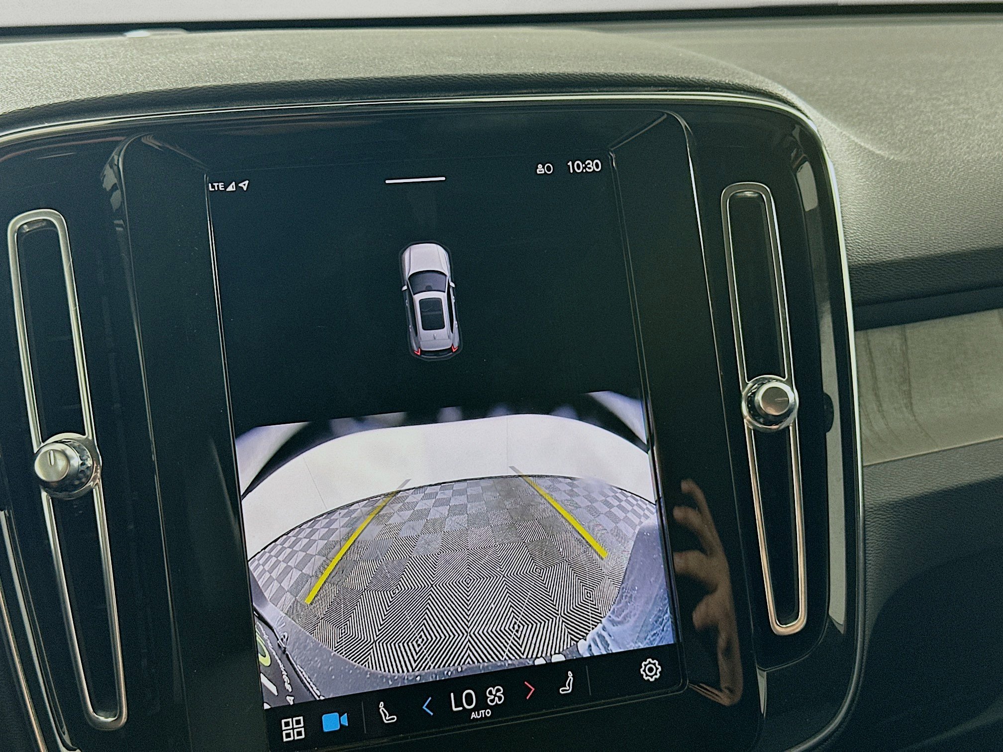 Used 2025 Volvo XC40 B5 Plus image 23