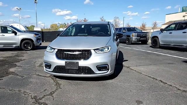 Used 2024 Chrysler Pacifica Touring-L FWD image 2