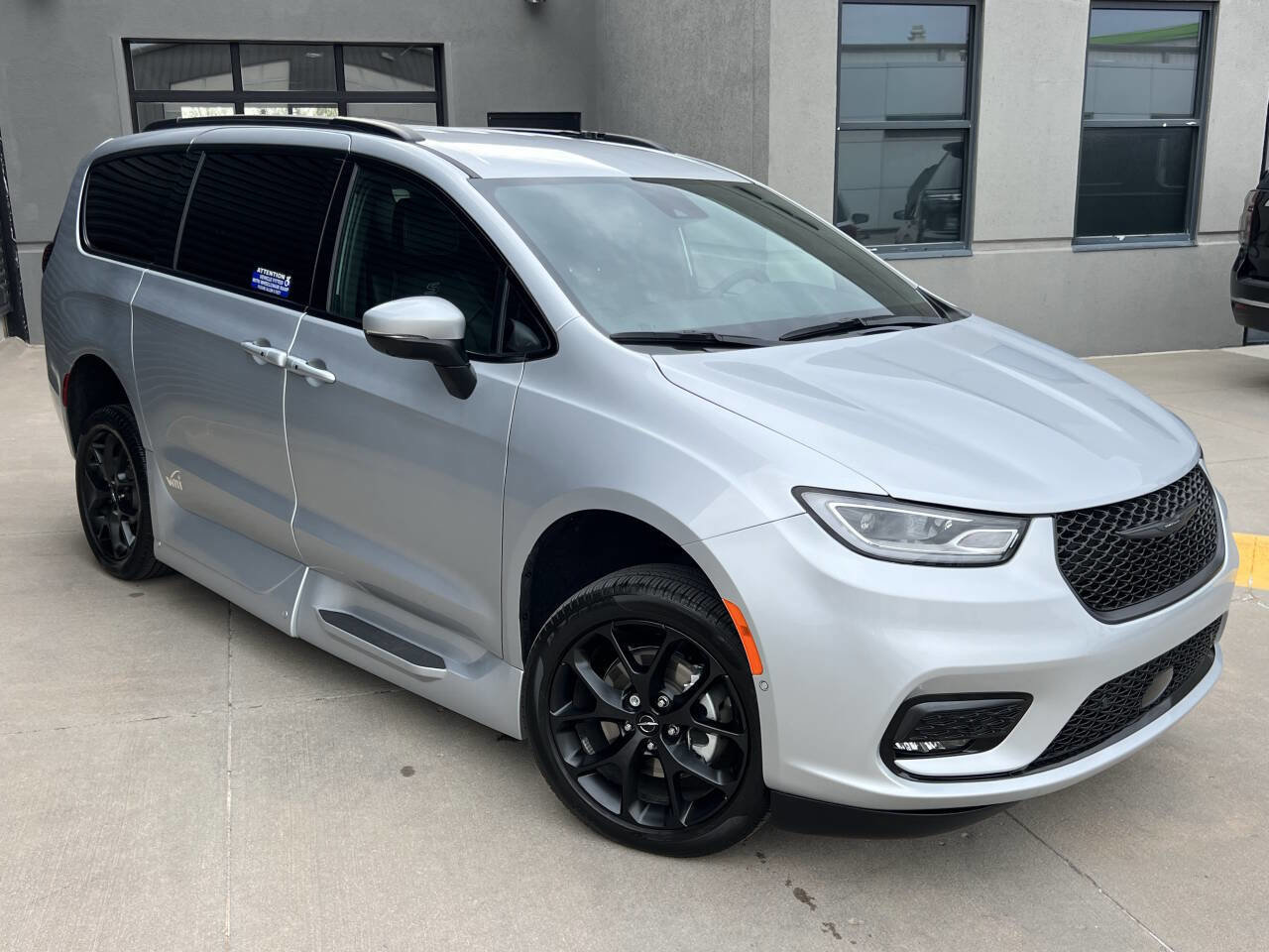 Used 2023 Chrysler Pacifica Touring-L w/ Uconnect Theater Family Group image 2