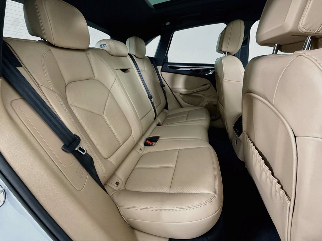 Certified 2025 Porsche Macan AWD/4WD image 29