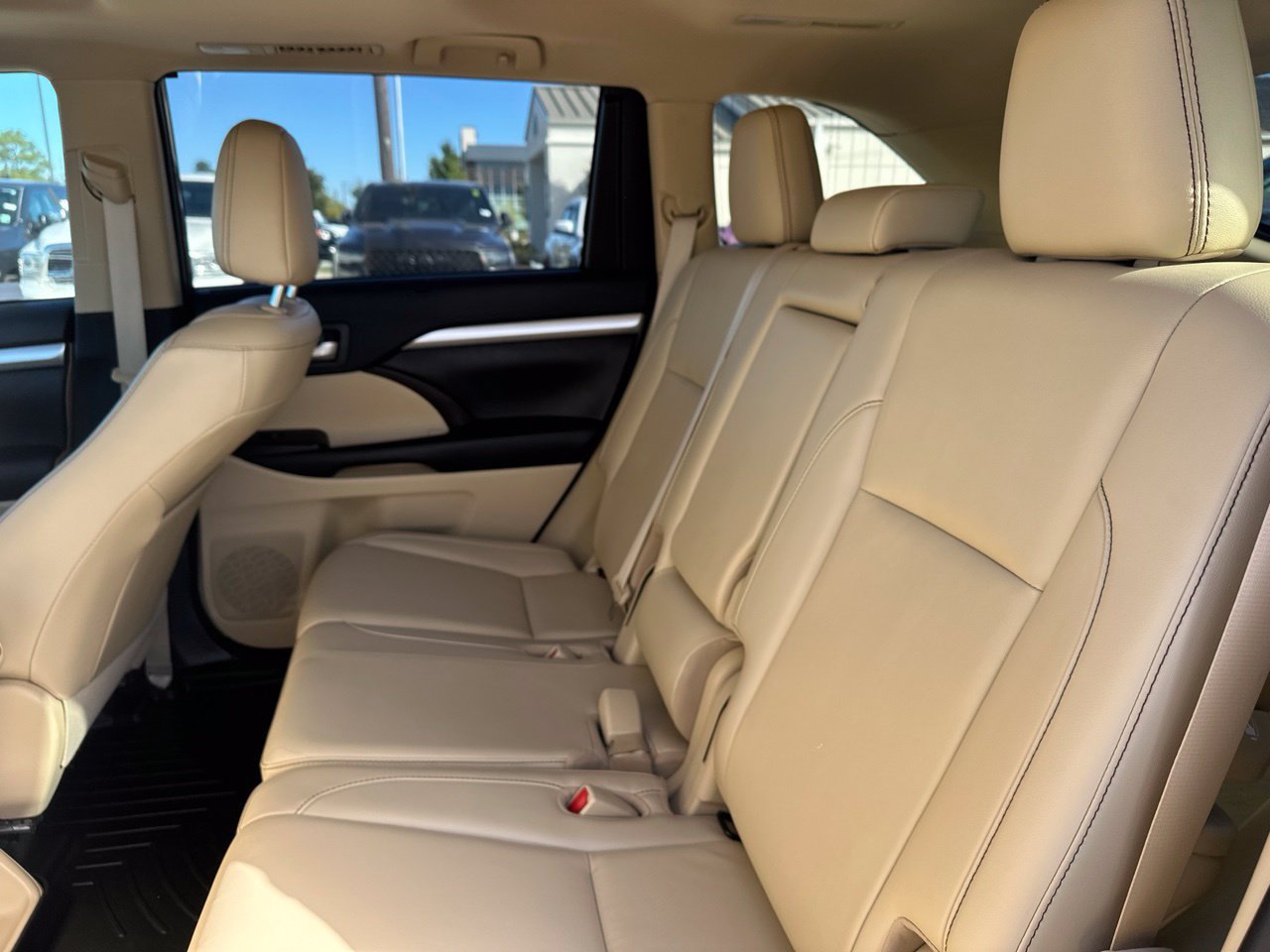 Used 2019 Toyota Highlander XLE FWD image 12