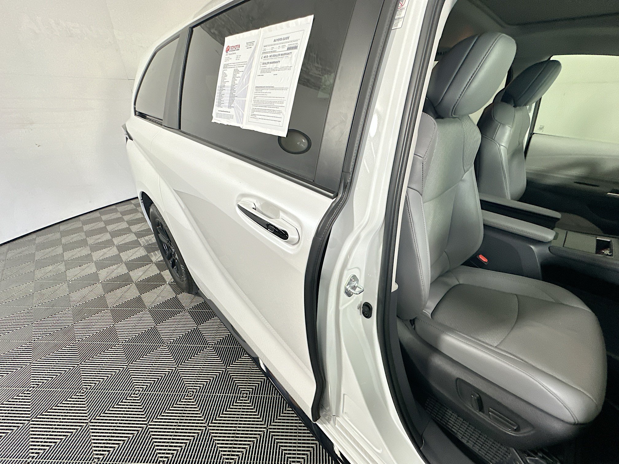 Used 2023 Toyota Sienna Limited FWD image 28