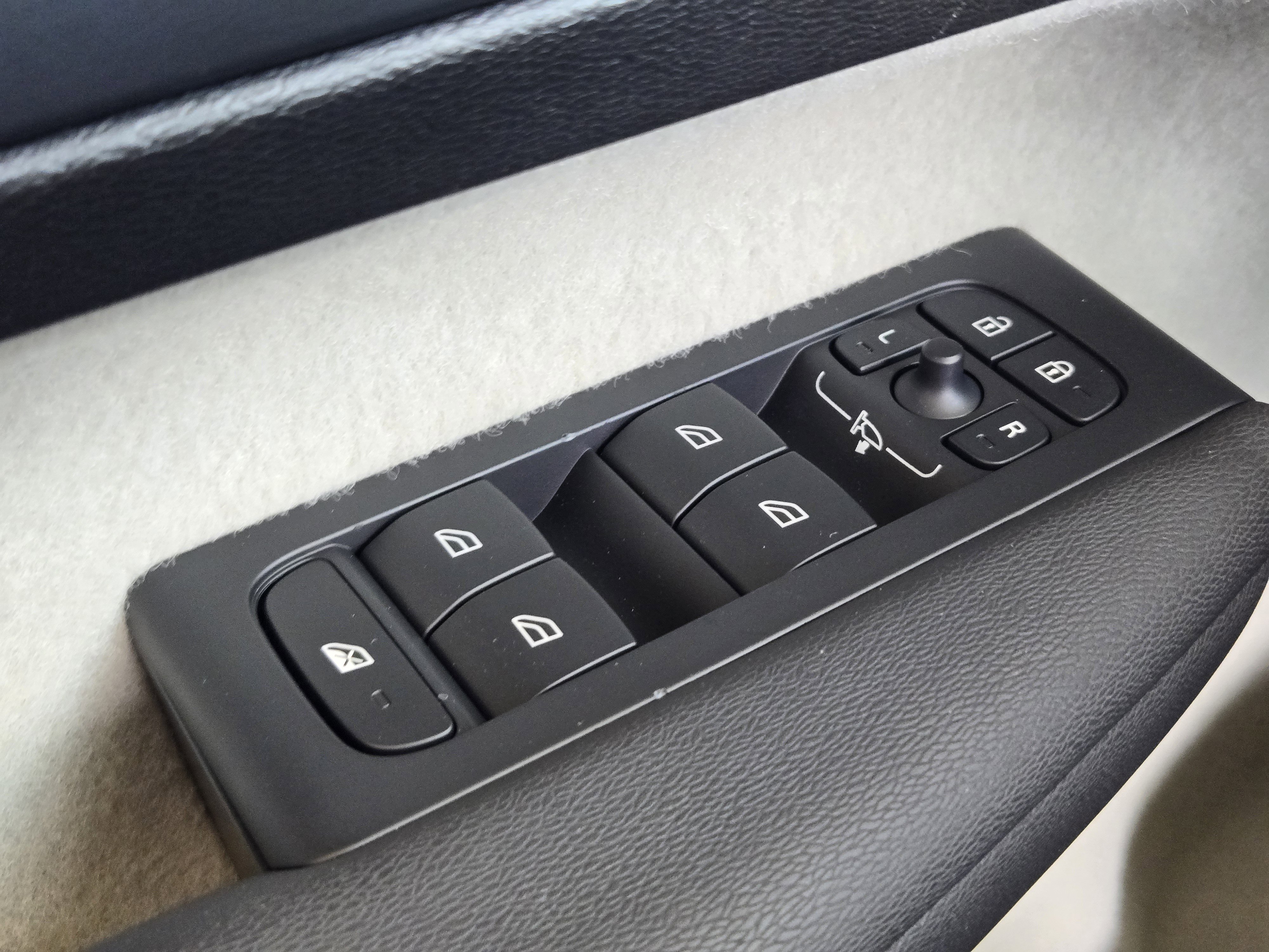 Used 2025 Volvo XC40 B5 Plus w/ Protection Package Premier image 34