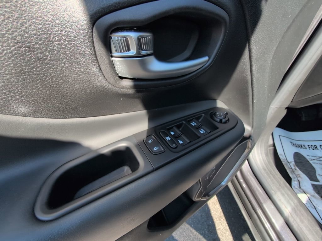 Used 2021 Jeep Renegade Limited image 13