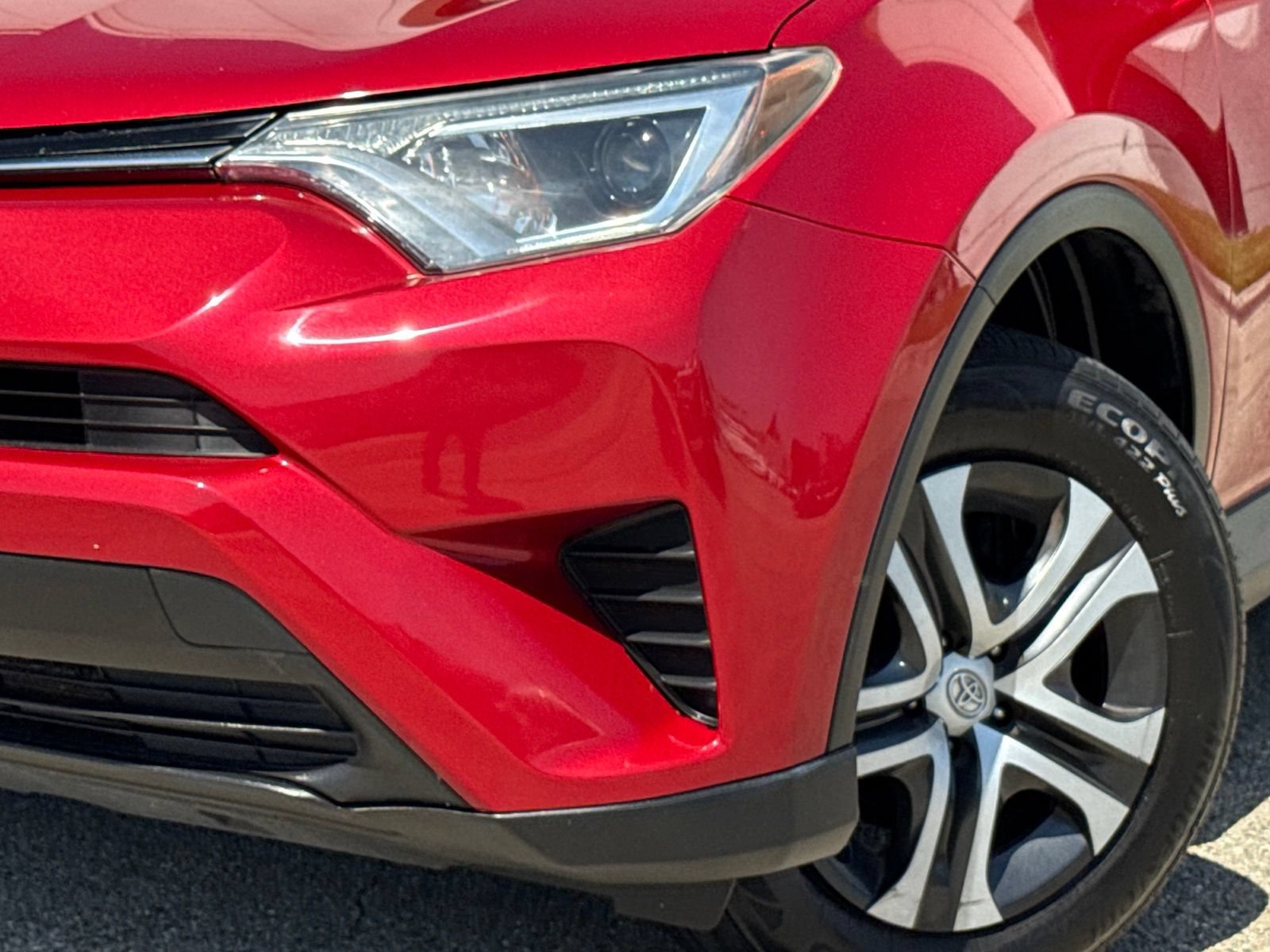 Used 2017 Toyota RAV4 LE FWD image 3