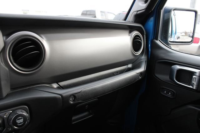 Used 2021 Jeep Gladiator Willys AWD/4WD image 17