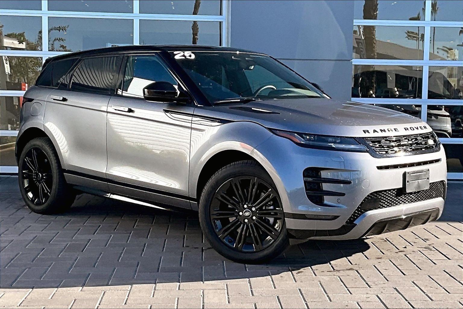 Used 2025 Land Rover Range Rover Evoque Dynamic SE image 3
