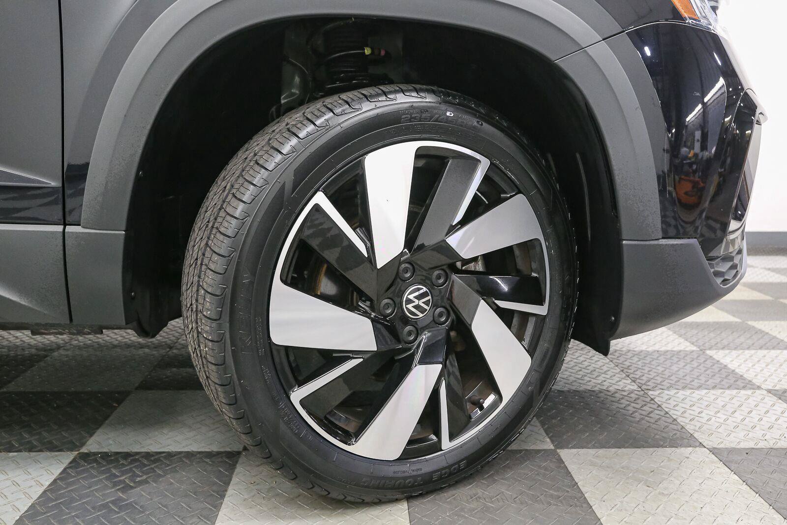 Certified 2024 Volkswagen Taos SEL AWD/4WD image 16