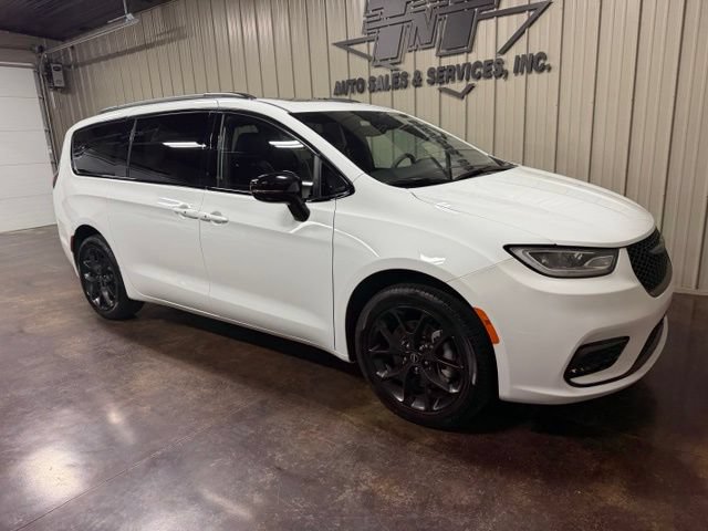 Used 2025 Chrysler Pacifica Limited AWD/4WD image 6