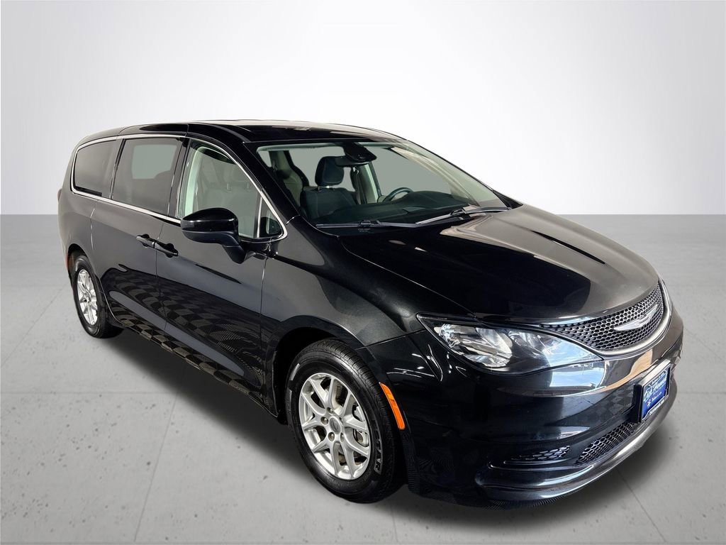 Used 2023 Chrysler Voyager LX FWD image 4
