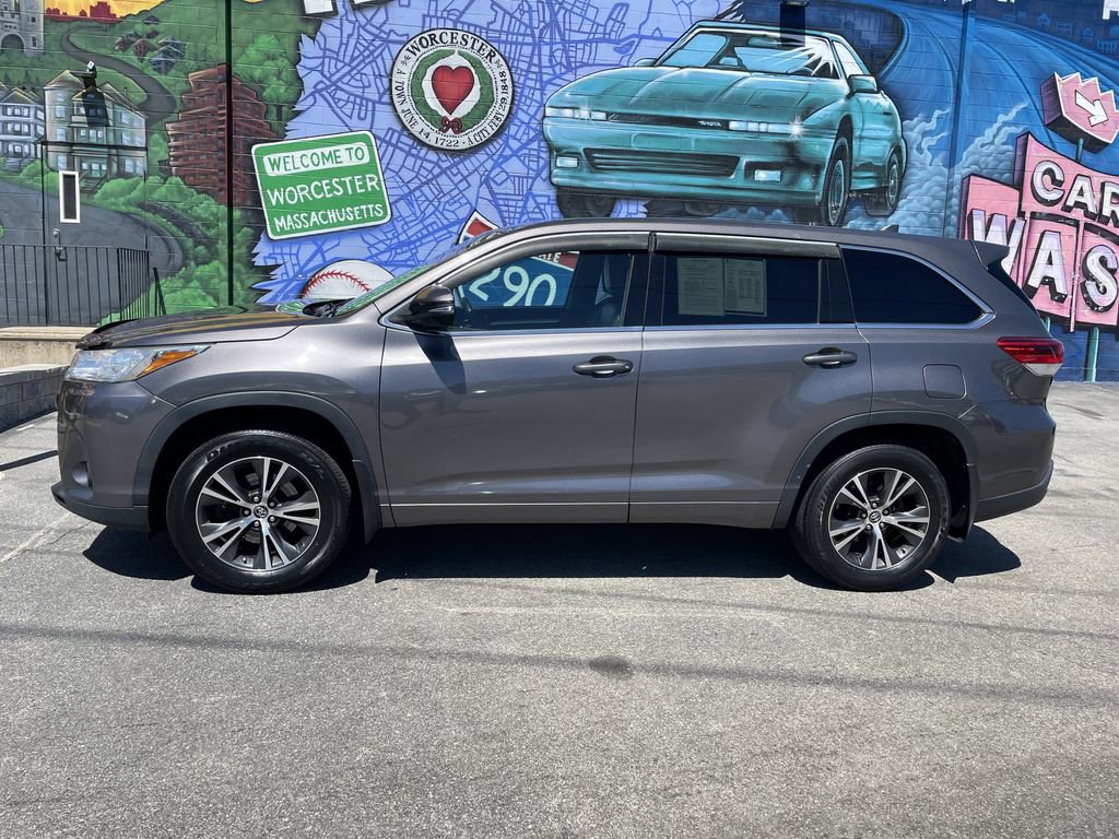 Used 2017 Toyota Highlander Plus w/ Carpet Mat Package AWD/4WD image 2