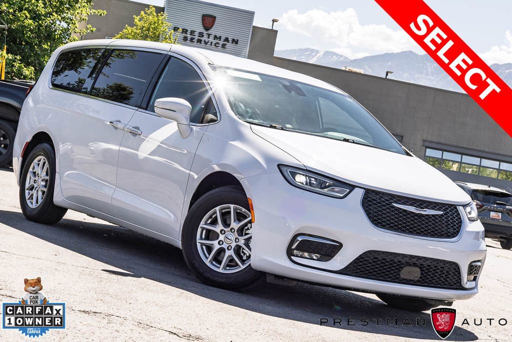 Used 2025 Chrysler Pacifica Select FWD image 1
